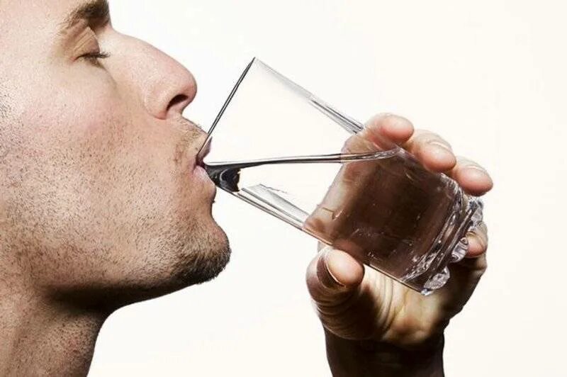 Появилась сильная жажда. Пить воду. Человек пьет из стакана. Мужик пьет воду. Пьет из стакана.
