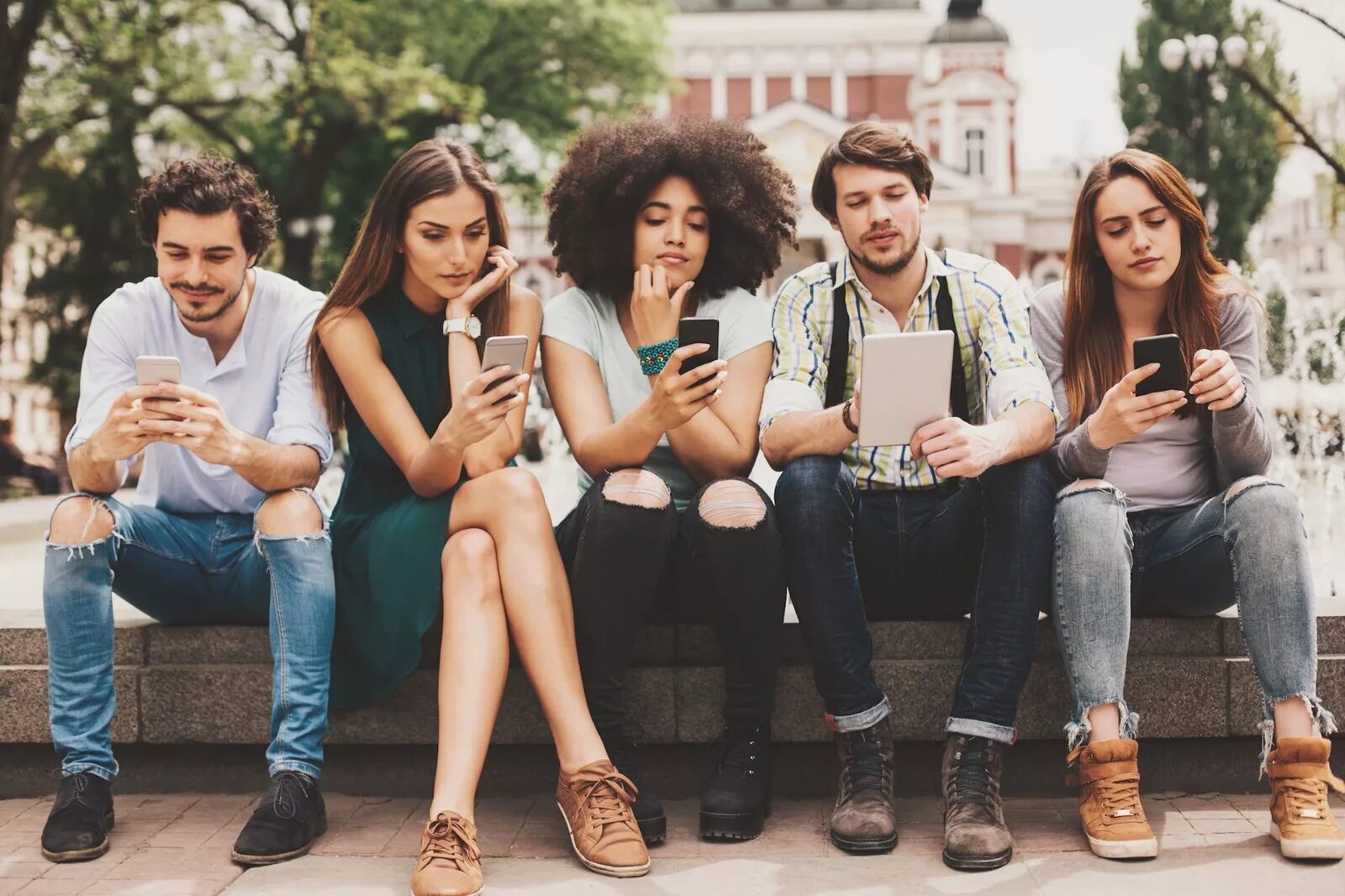 Best kind of friends. Человек сидит в телефоне. Молодежь в телефонах. Современная молодежь. Человек со смартфоном.