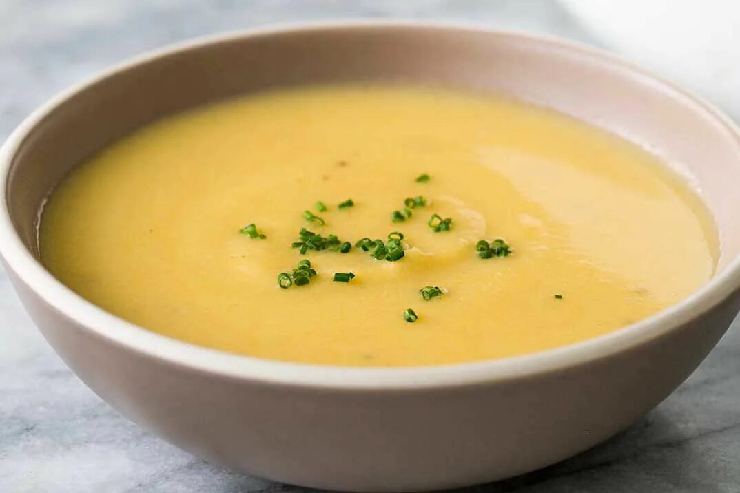 Суп пюре с плавленным сыром и курицей. Сырный суп пюре. Сырный суп пюре с курицей. Сырный крем суп с курицей. Сырный суп фото.