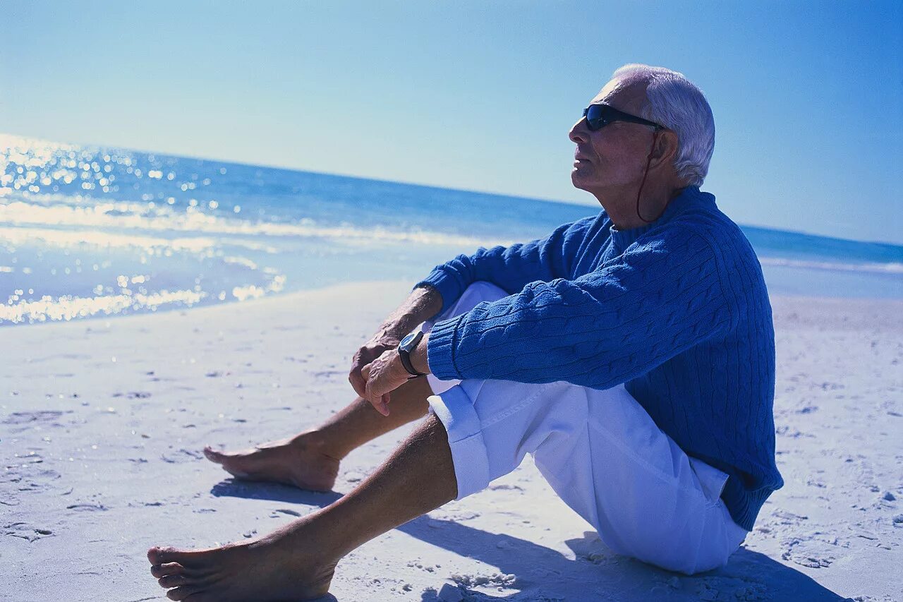 Old man new. Дед Relax. Дед на релаксе. Мужчина лайф. Old man Beach.