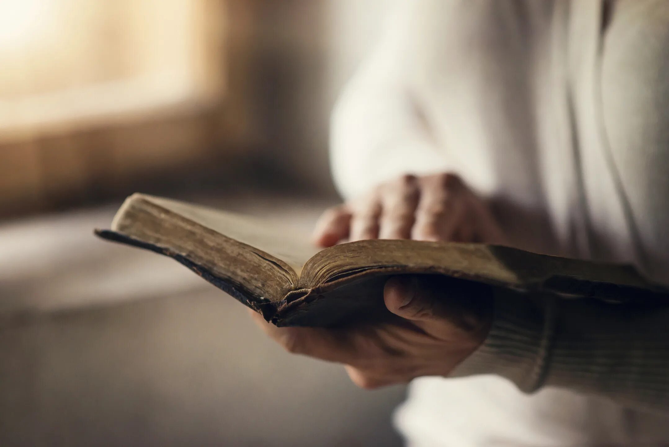 Старая книга в руках. Старая книга в руках. Старая книга в руках. Книга в руках. Листает старую книгу.