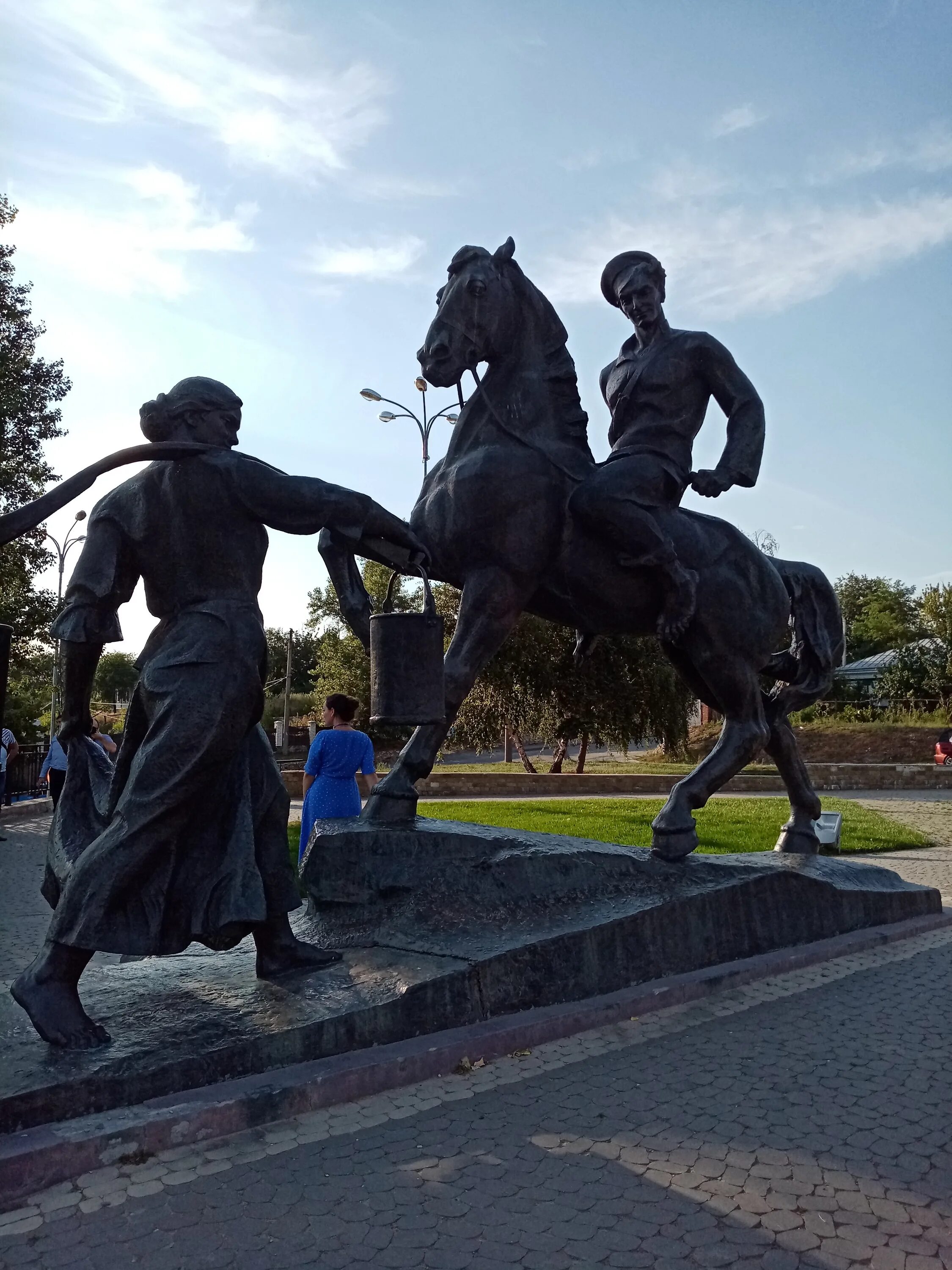 Купить в вешенской ростовской. Станица Вешенская Ростовская. Орел Вешенская памятник. Вёшенская станица памятник Орлу. Орел станица Вешенская памятник.