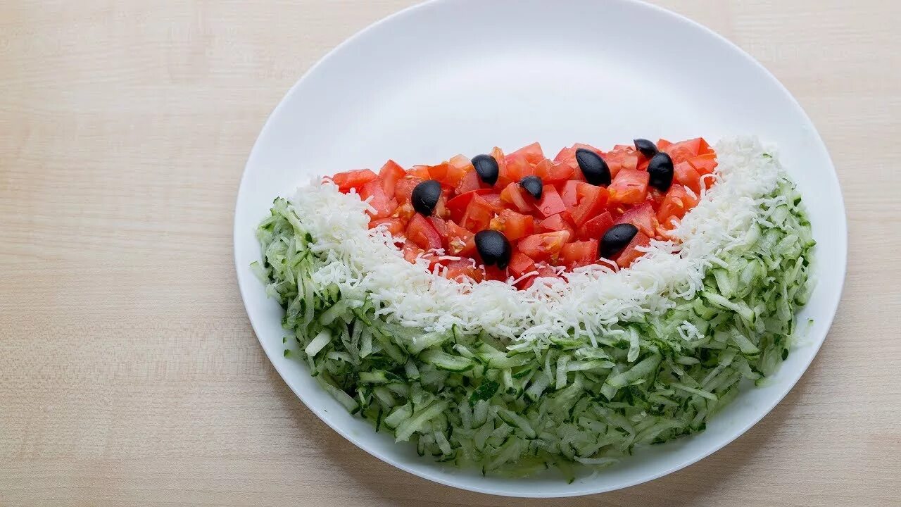 Салаты на каждый день фото. Рыбный салат. Недорогие и вкусные блюда на новый год 2022 без духовки. Салаты на день рождения. Вкусный салат в гости.