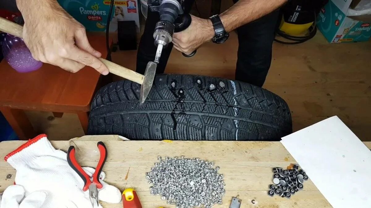 Шиповать шины самому. Шиповка резины своими руками на автомобиль. Приспособа для ошиповки зимней резины. Ошиповка мт резины. Дошиповка ремонтными шипами теком.