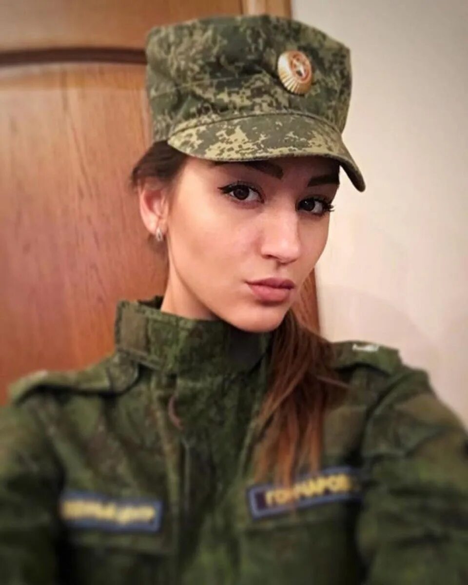Женщины вс рф. Девушки в военной форме. Красивые женщины в военной форме. Девушки в Российской армии. Красивые русские девушки в военной форме.