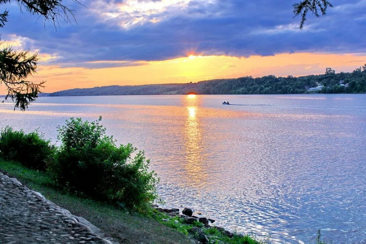 Волга это река. Волга река. Широкая река Волга. Красивая река Волга. Красоты России Волга.