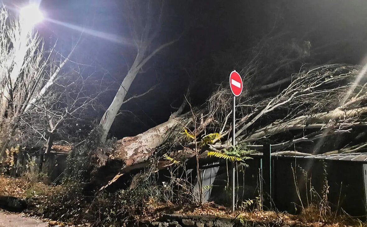 Шторм в крыму 26 ноября. Ураган в ялте. алушта ураган. фото ураганный ветер в крыму. смерч в крыму сегодня 2025.