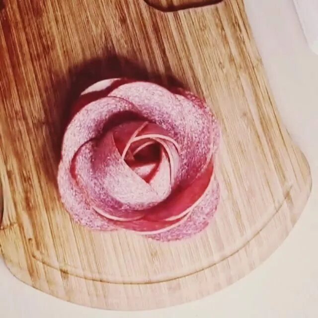 Розочки из колбасы на бокале. Как сделать розу из колбасы на стакане. Роза из колбасы на стакан. Розочки из колбасы на бокале. Колбаса розочкой в стакане.