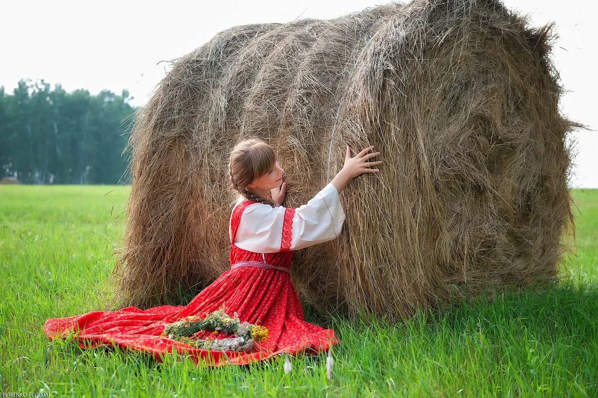 Фотосессия на сенокосе. Человек сено. Фотосессия на сене. Валяние в стоге сена.