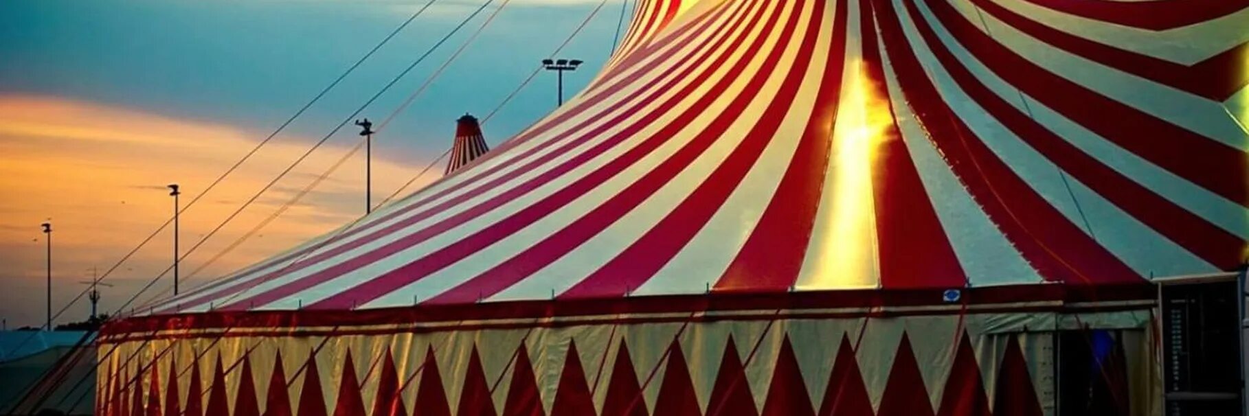 День цирка в 2024 году. Купол цирка шапито. Цирк шапито, шатер. Цирк шатер Эстетика. Цирк золотые купола.