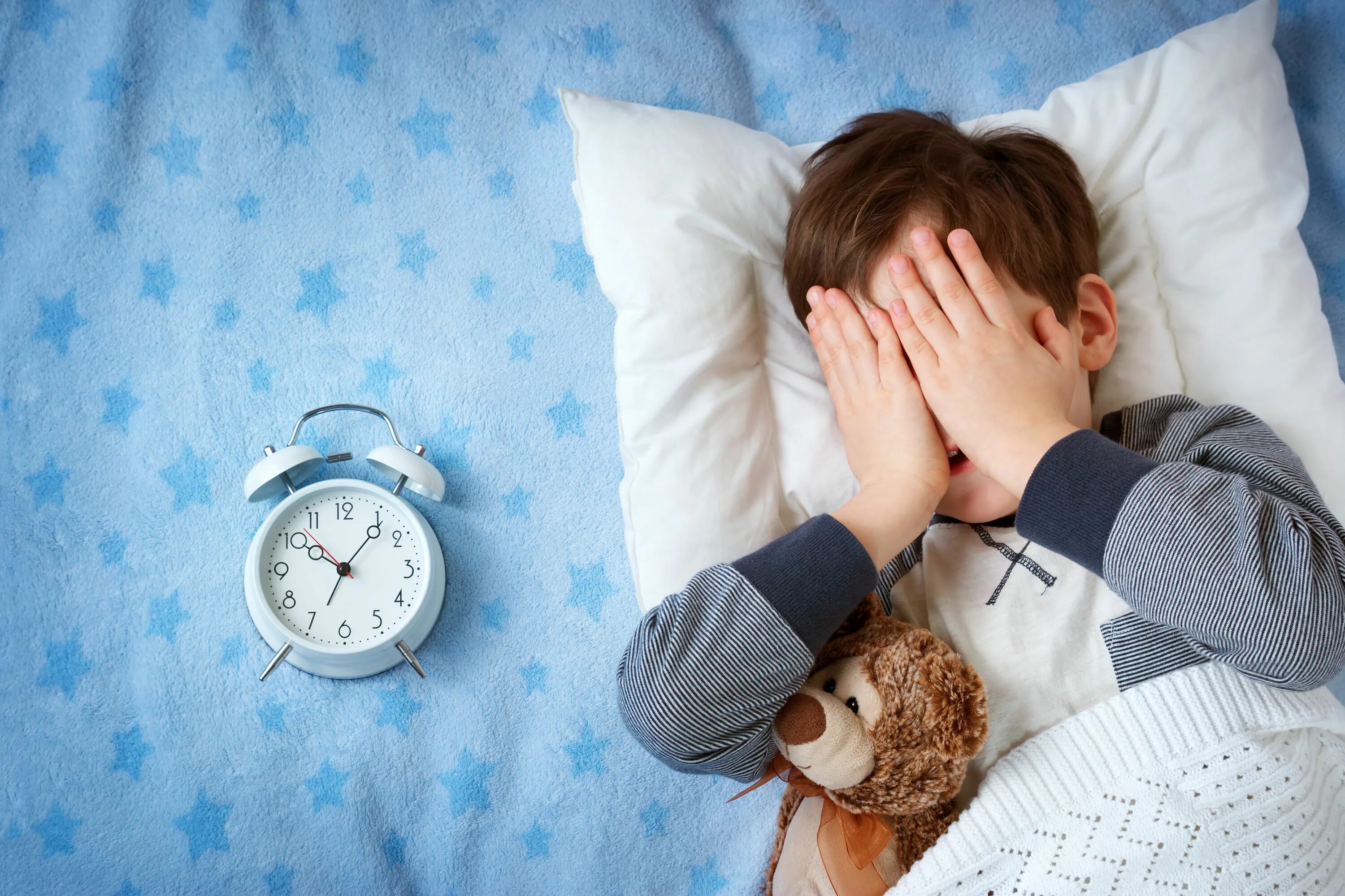 1 when you to sleep. Ребенок просыпается. Мальчик проснулся. Проспал будильник. Ребенок просыпается утром.