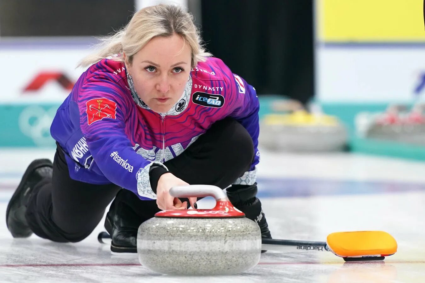 Алена ковалева керлинг. Скип в керлинге. Скип в керлинге. Анжела тюваева керлинг. Виктория александровна моисеева.