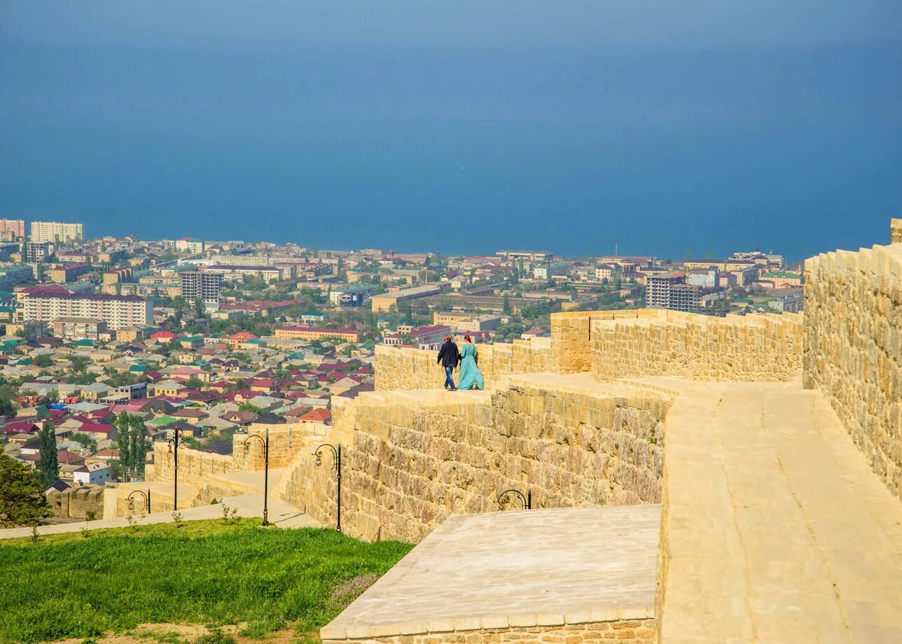 Махачкала дербент. Дербентская крепость дербент. Дагестан город дербент экскурсии. Дагестан дербент экскурсии. Цитадель нарын-кала.