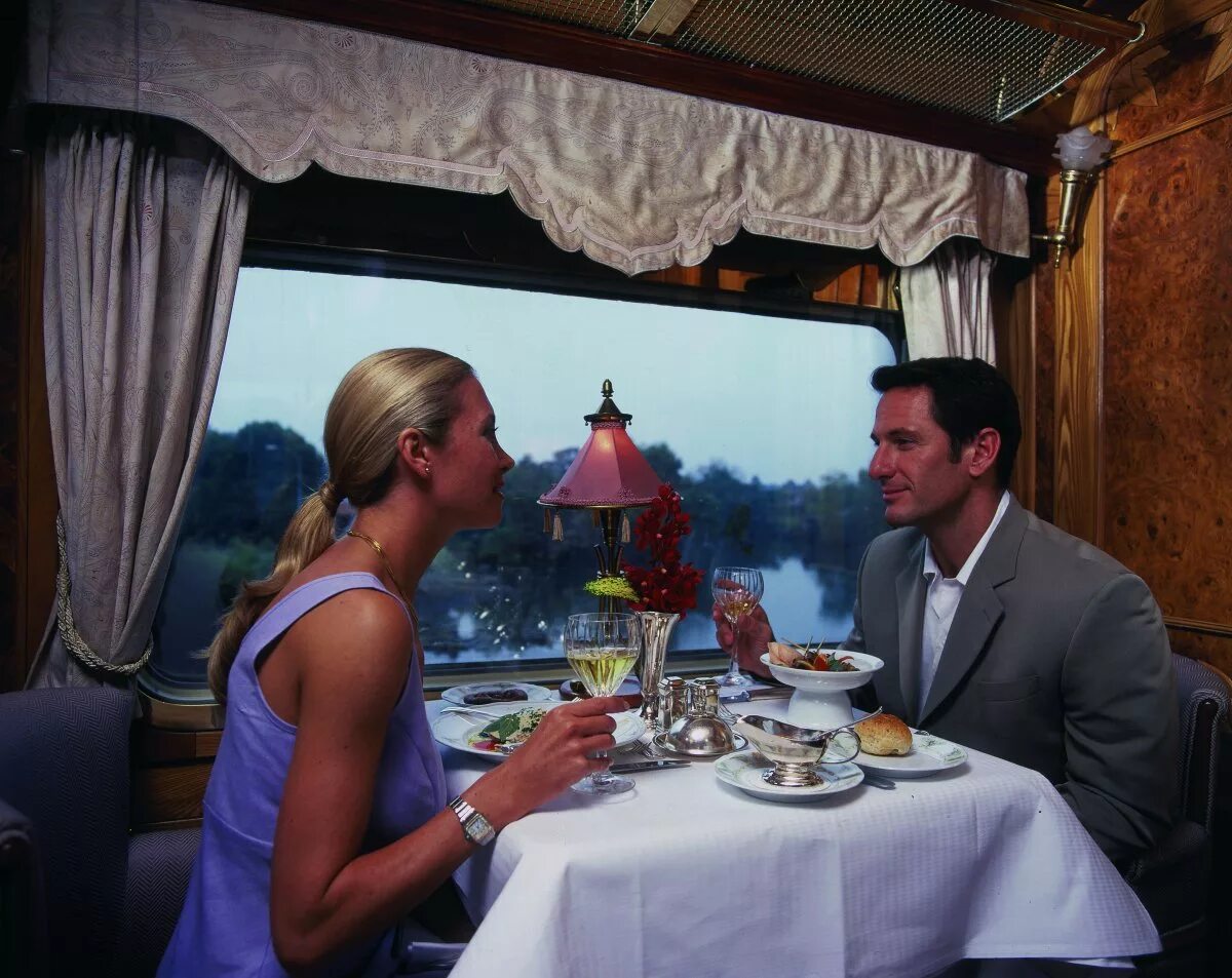 В вагоне ресторане поезда на ужин предлагается. Путешествие на поезде. Парень и девушка в поезде. Мужчина в поезде. Двое в поезде.