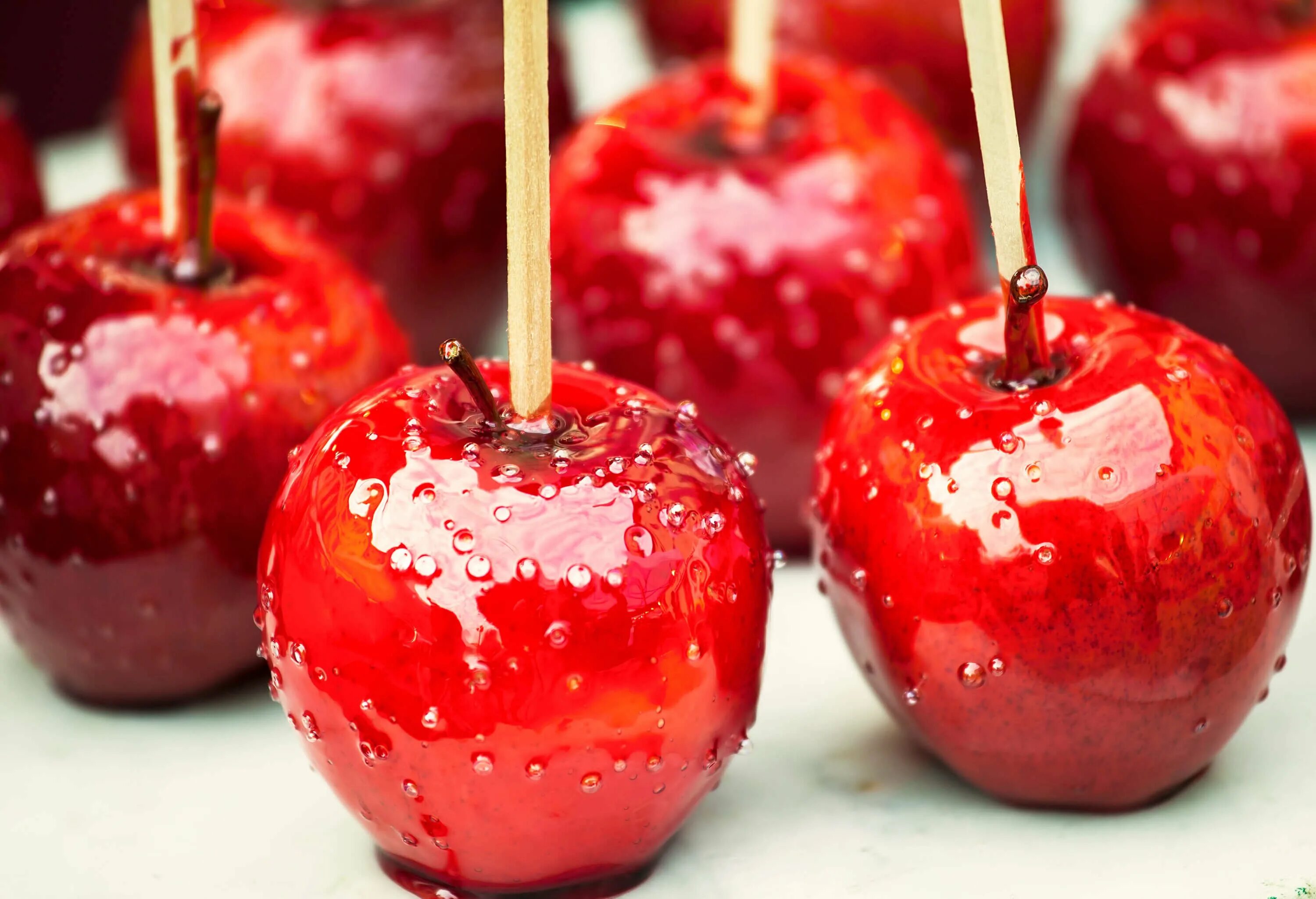 Сладкое яблоко. Caramel Apple. Candy Apples. Candy & Caramel Apples. Яблоки в карамели.