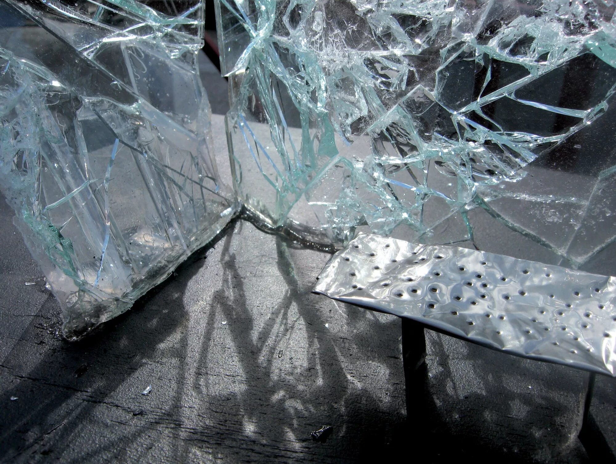 Объект разбитый. Разбитое стекло. Битое каленое стекло. Битое стекло триплекс. Треснутый стеклянный стол.