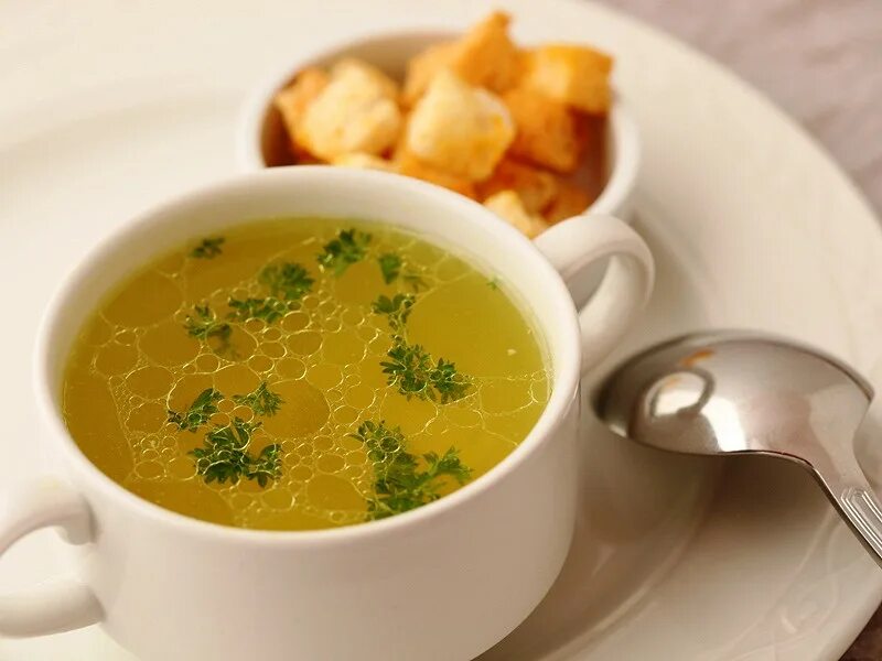 куриное консоме. куриный суп для больного. бульон из куриной грудки. куриный суп для больного. куриный бульон.