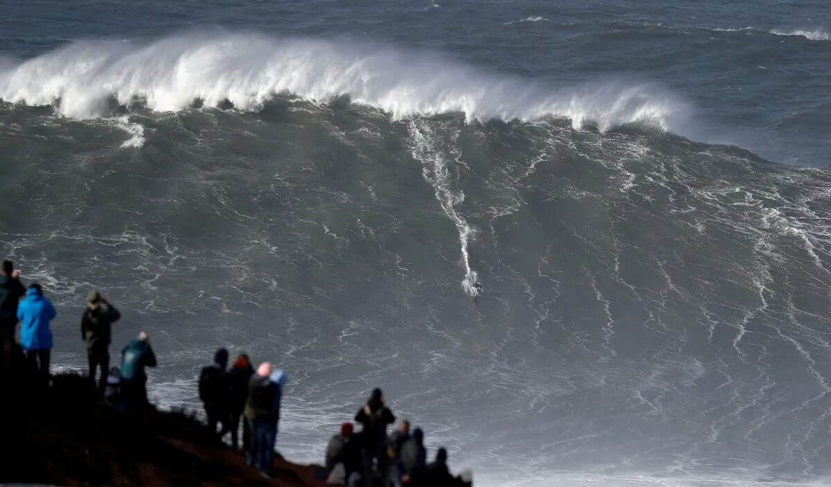 Самая высокая волна. Португалия волны серфинг. Самые большие волны в мире Назаре. Самая гигантская волна в мире. Гигантские волны в Португалии.