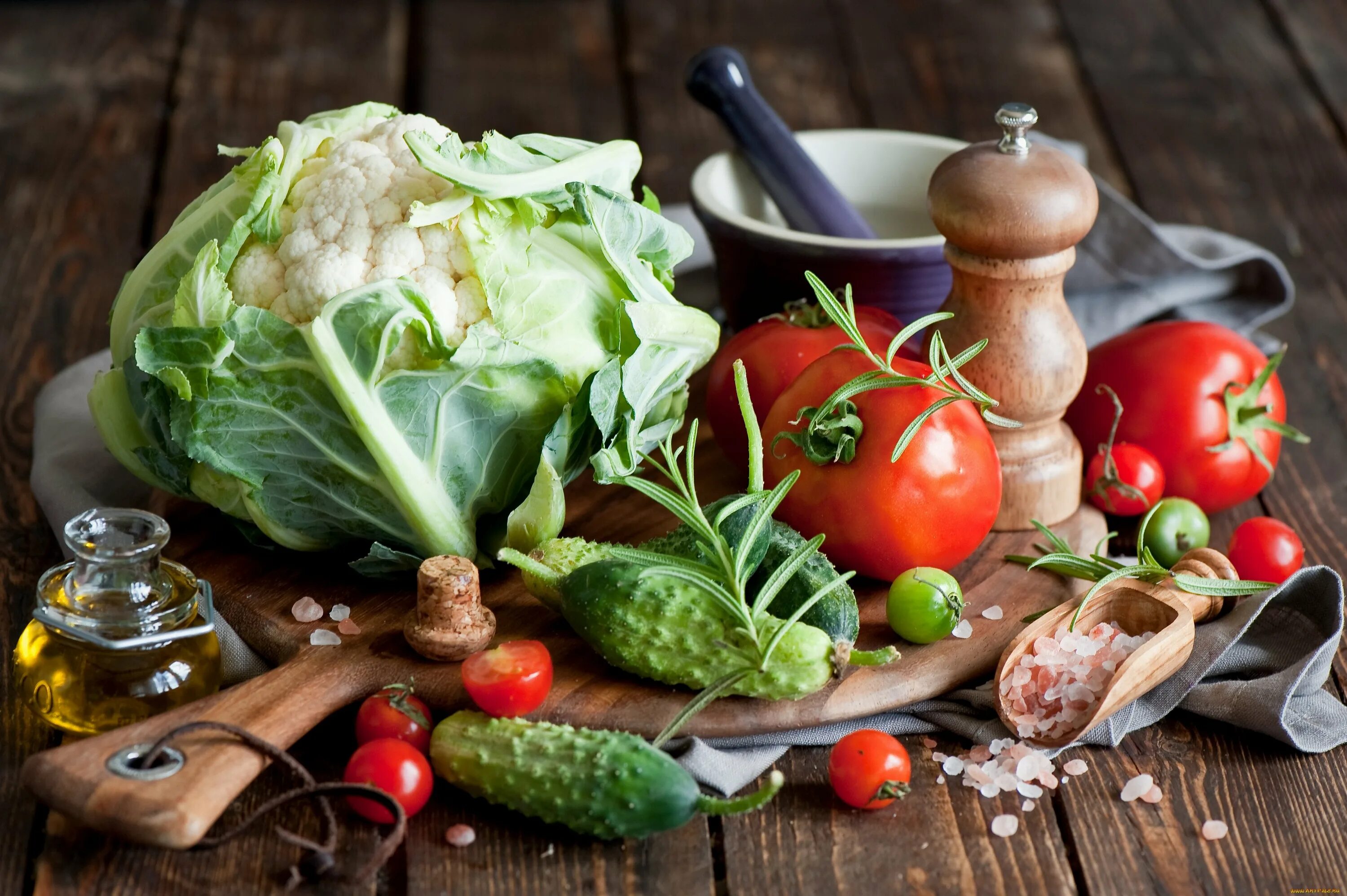 Овощ используют для приготовления. Овощи на столе. Овощи "кухня". Овощи и зелень. Здоровая еда.