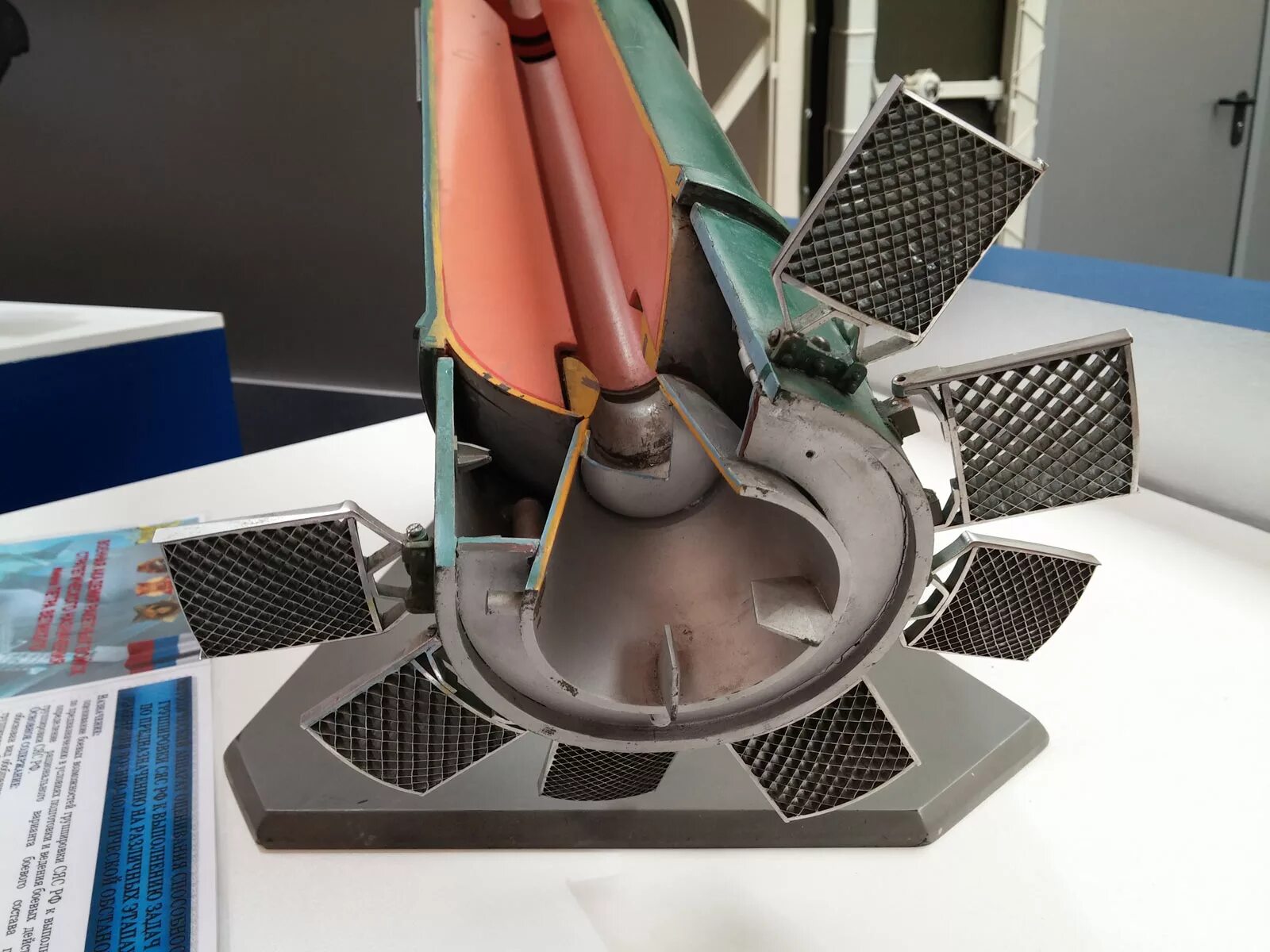 Поворотное сопло рдтт. Поворотное сопло рдтт. Поворотное сопло ракетоносителя. Рдтт 9м114. Управление вектором тяги рдтт.