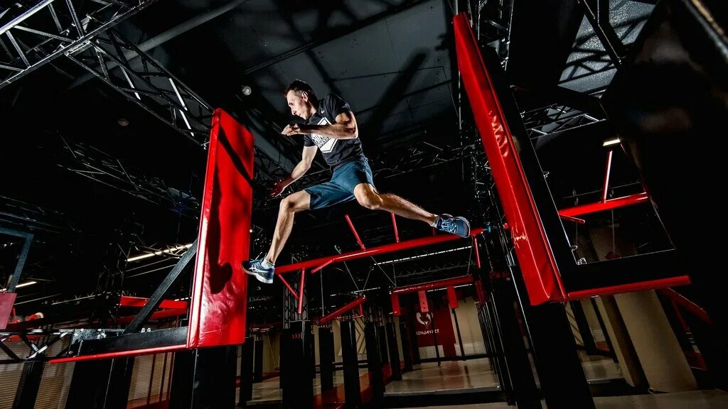 эстафета спортивная в школе спортзал. полоса препятствий для детей в зале. полоса препятствий шоу русский ниндзя. полоса препятствий для спортивного зала. полоса препятствий в зале.