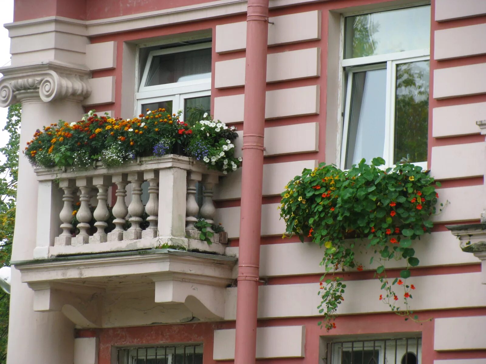 Балкон снаружи. Красивый балкон снаружи. Красивые балконы с цветами. Балкон снаружи открытый.