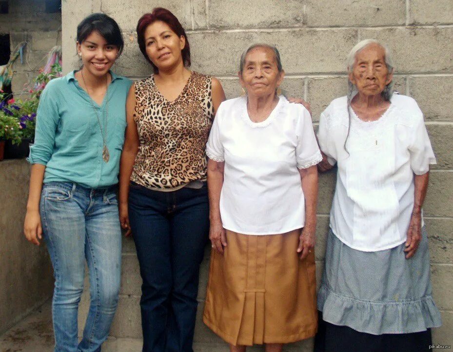 6 поколений семьи. Четыре поколения женщин. Три поколения женщин. Несколько поколений женщин. Разные поколения людей.