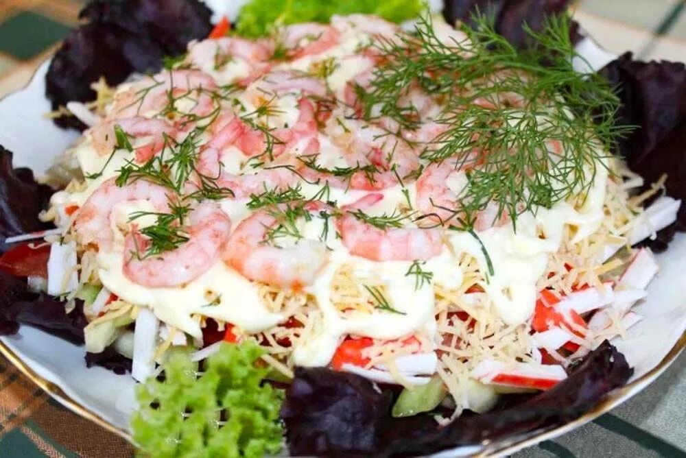Салат кальмары креветки крабовые палочки сыр. Салат крабовые палочки креветки помидоры. салат с креветками и крабовыми палочками. креветочный салат с сыром. салат с криветками и крабов палрчками.
