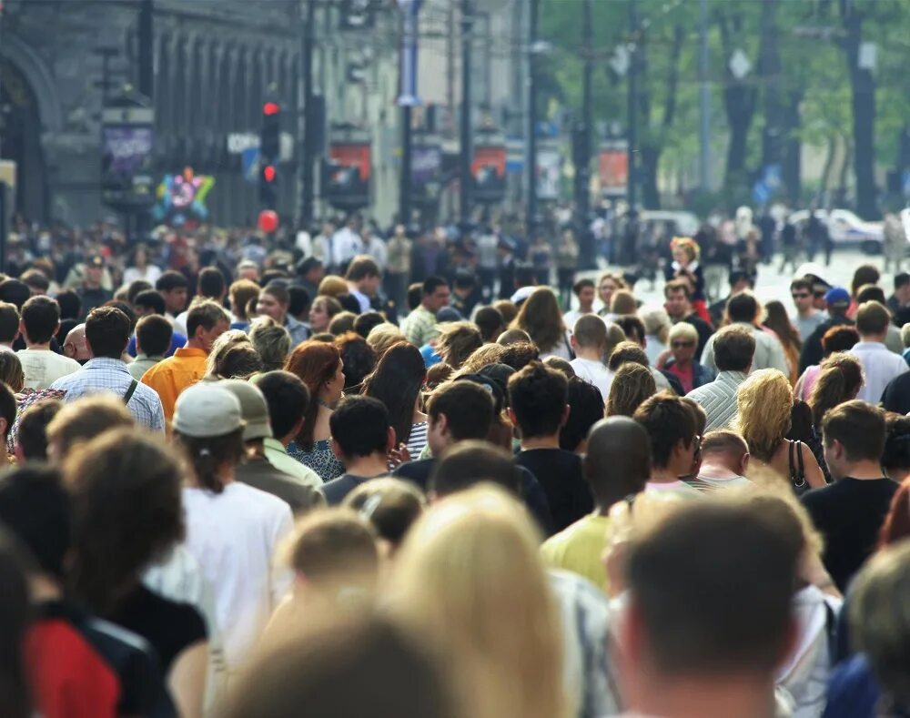 Город с населением менее 10 тысяч человек. Толпа людей в городе. Город с населением менее 10 тысяч человек. Рейтинг населения городов. Миграция населения маятниковая миграция.