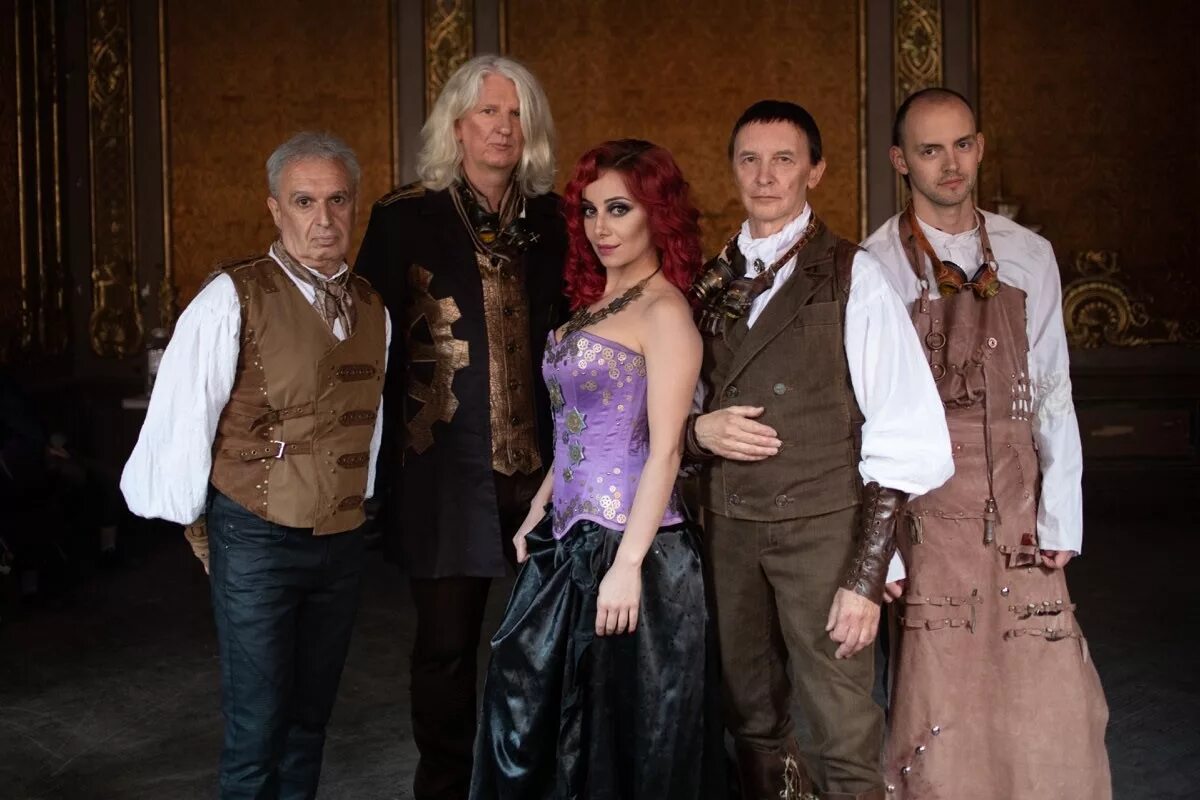 песня лиловый корсет. фиолетовый корсет. девушка в фиолетовом корсете. полумрака лиловый корсет пикник. блестящий прозрачный корсет.