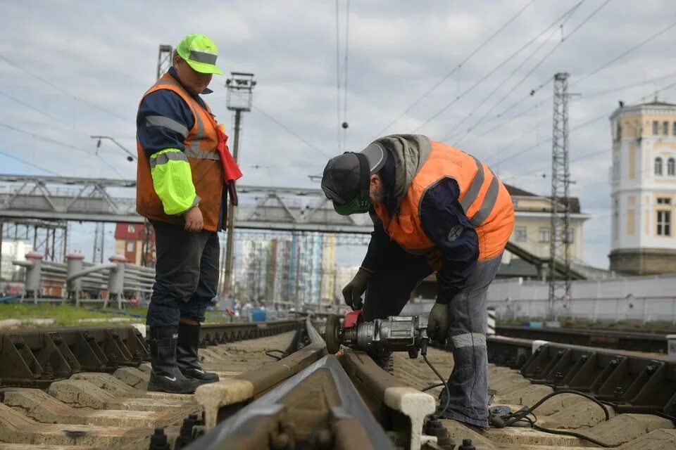 Владивостокская дистанция пути. Происшествия на железной дороге. Рельсовый переезд. Железнодорожные пути фото.