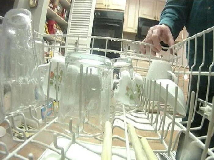 Налет на стеклянной посуде. Белый налет на посуде и в посудомоечной машине. Посуда в налете из посудомойки. Стаканы белые посудомоечная машина. Налет на посуде после мытья