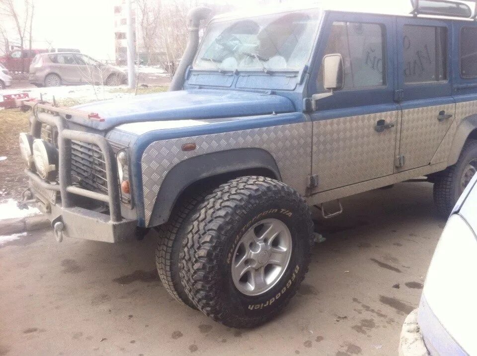 Defender шины. Defender 110 33 колеса. Дефендер на 33 колесах. Дефендер 110 колеса оригинал. Defender 90 33 колеса.