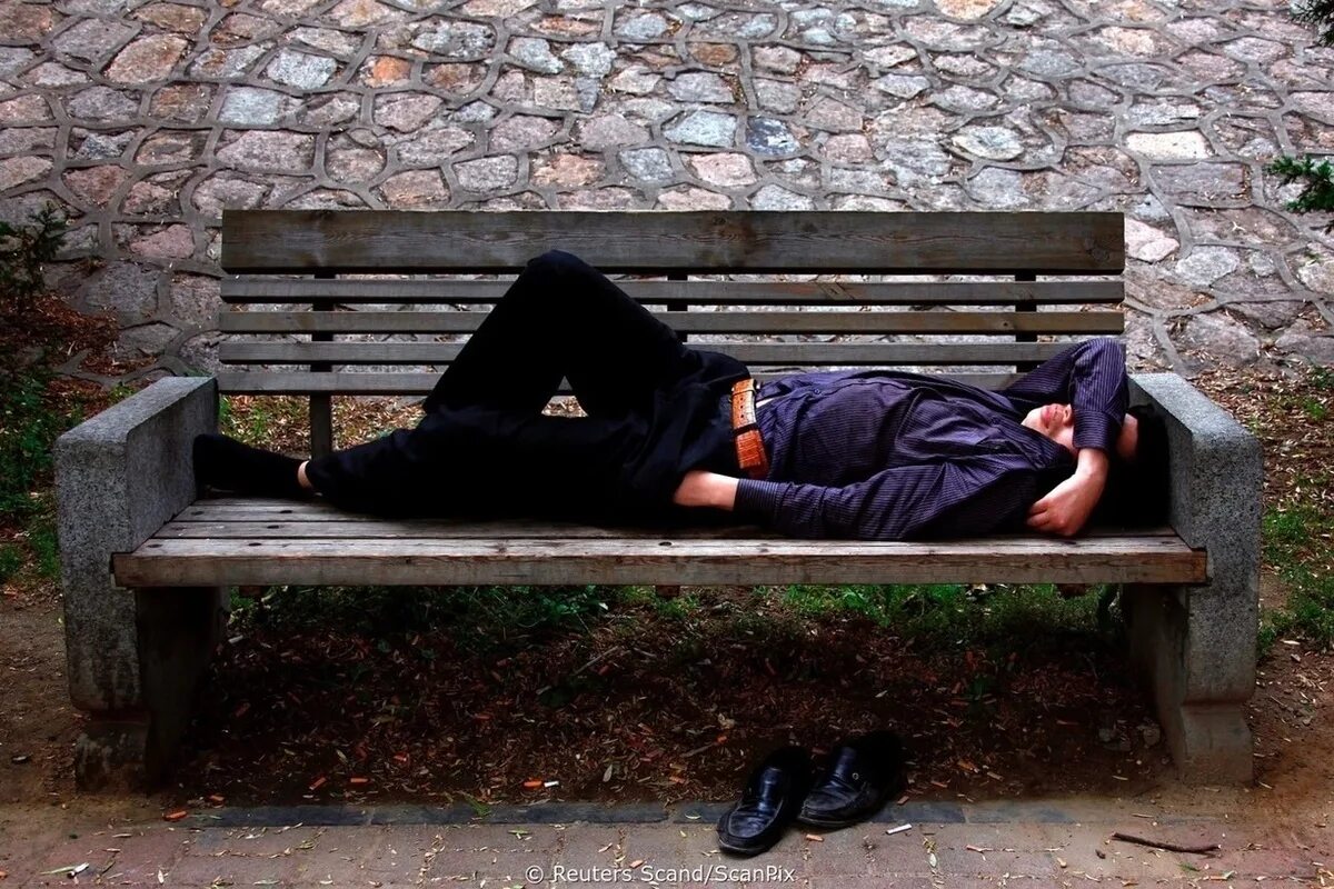 Сон в доме на улице. Человек лежит на лавочке. Лежит на скамейке.