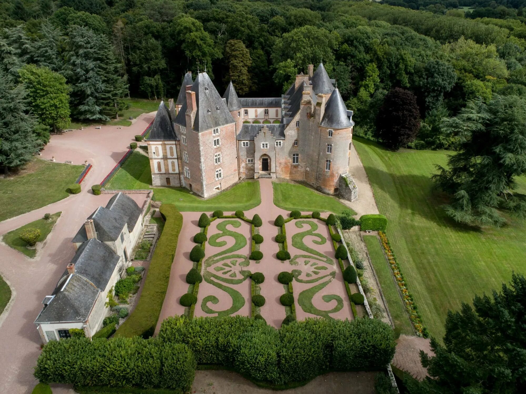 Шато девус франция. Замок Бланкафорт Франция. Шато де Бурсо замок. Шато Босежур замок во Франции. Замок Бурдезьер Франция.