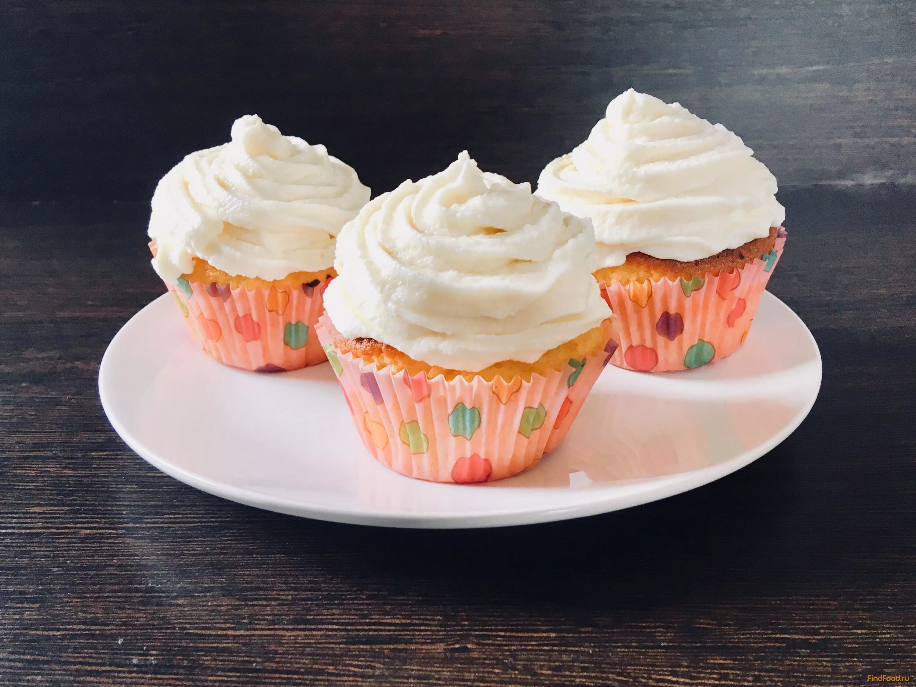 Крем чиз для капкейков. Крем чиз для капкейков. Капкейк с кремом чиз. Пирожное с сырным кремом. Капкейки нежные.