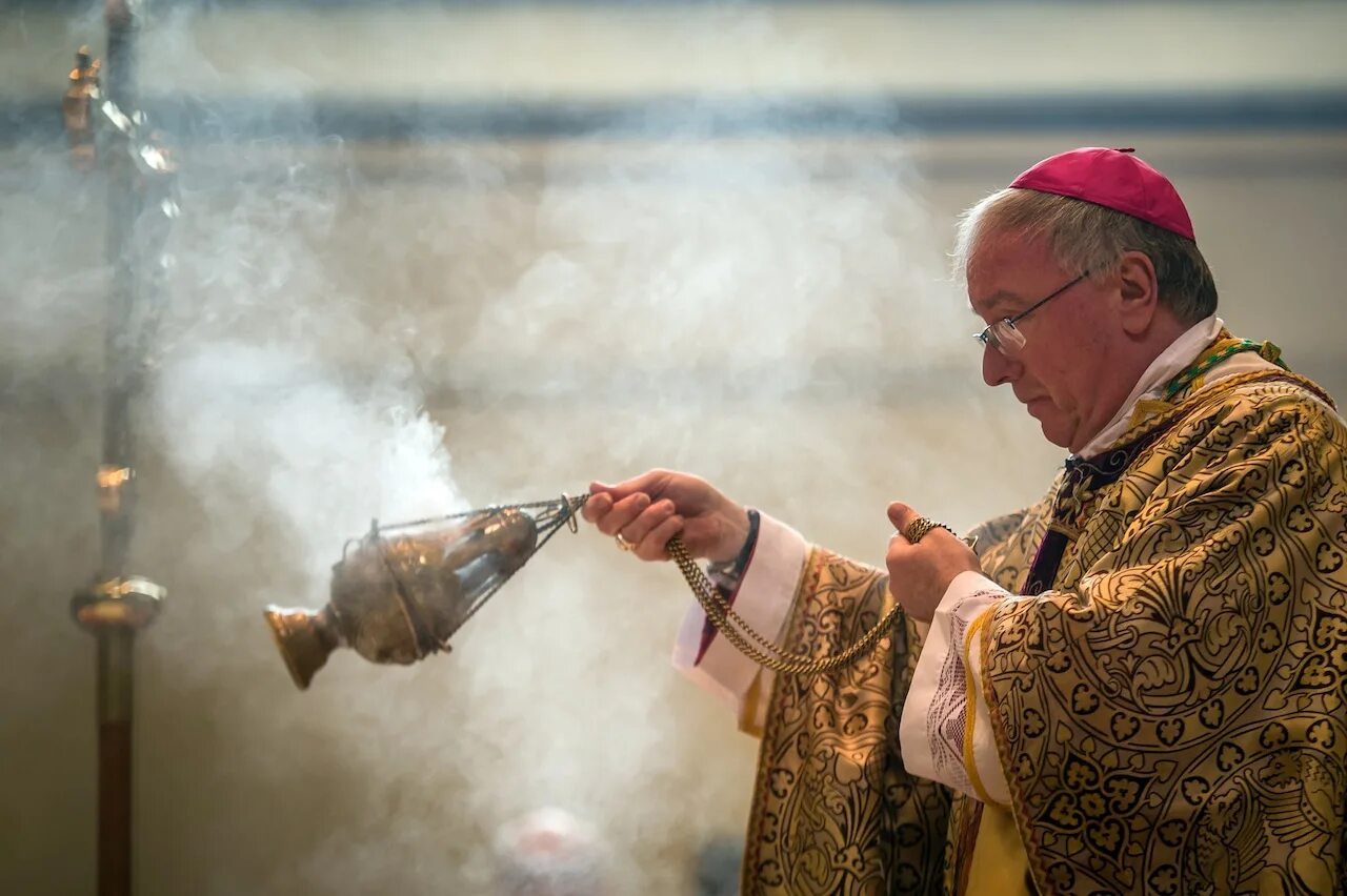 священник с кадилом. кадило иерусалимского патриарха. священник с кадилом. кадило православной церкви литургия. патриарх кирилл каждение алтаря.