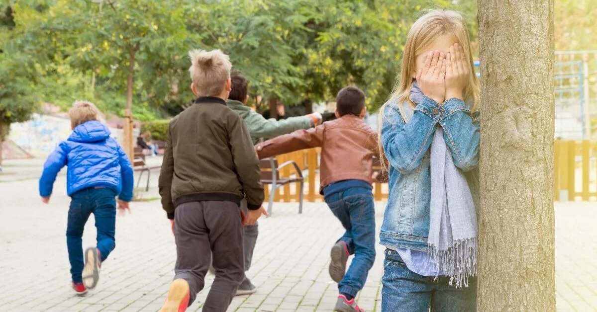 Го в прятки. Дети с родителями играют в прятки на улице. фото игры прятки с друзьями. семеро детей играют в прятки. прятки италия.
