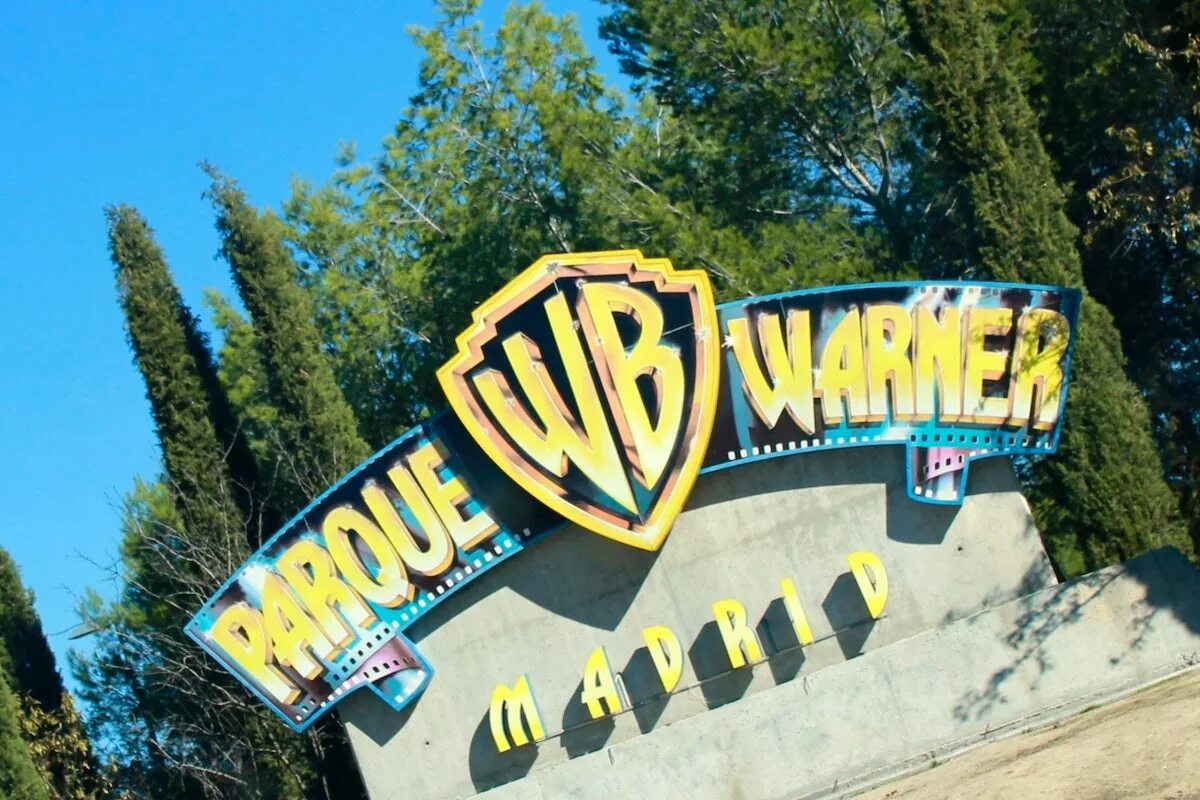 Тематический парк ворнер брос абу даби. Парк бразерс. Парк бразерс. Американские горки ворнер бразерс в мадриде. Ворнер бразер парк дубай.