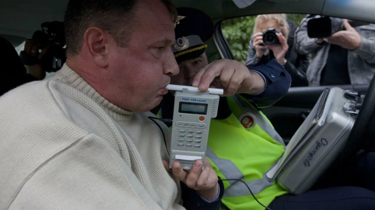Протокол об отказе от прохождения медицинского освидетельствования. Основания для назначения медицинского освидетельствования. Гаишник с алкотестером. Медицинское освидетельствование на состояние опьянения. Прохождения освидетельствования на состояние алкогольного опьянения.