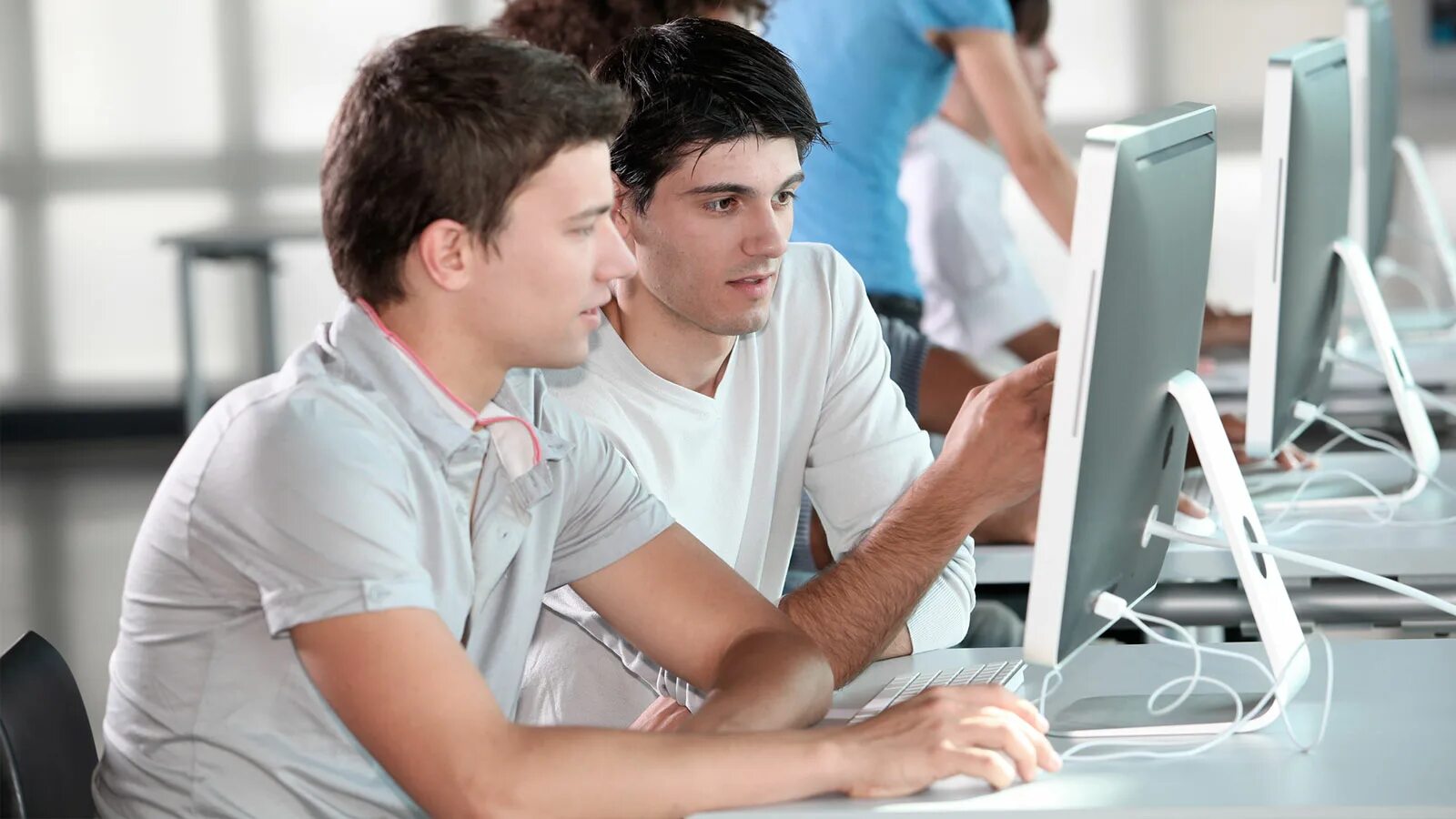 Подросток с ноутбуком. Психологический тренинг. Фандрайзер. Ученик студент. Подготовка с репетитором.