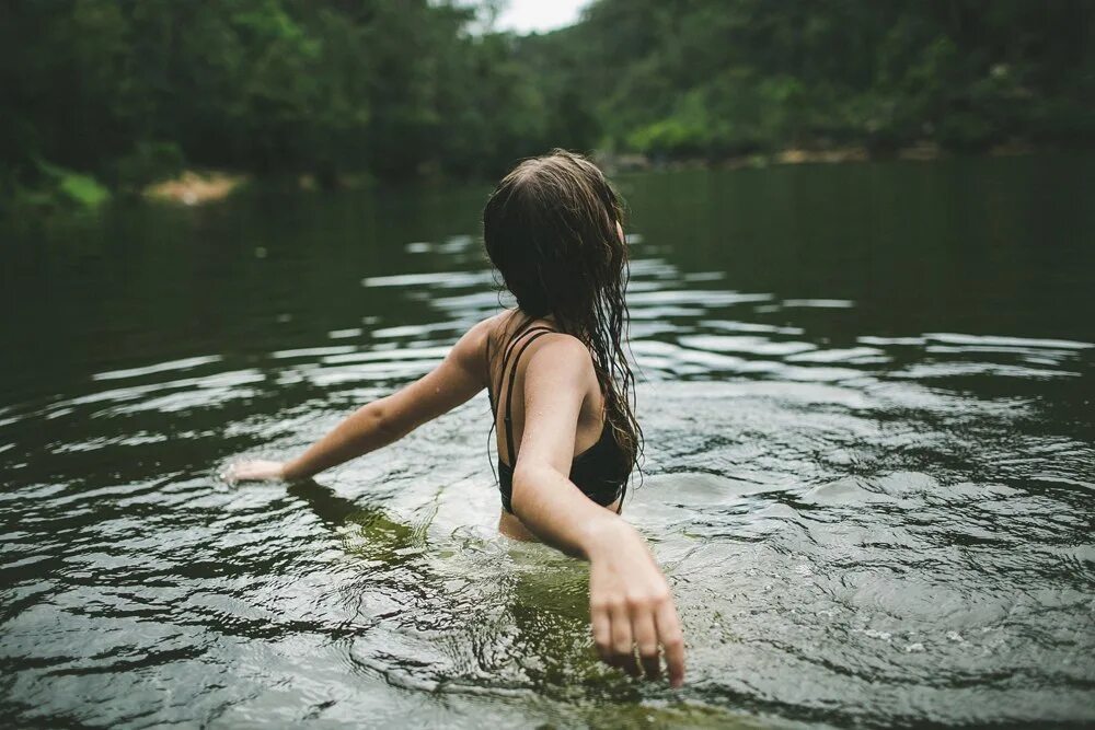 Купания на природе. Девушки на озере. Девушки на речке. Фотосессия у озера девушки. Девушка на речке со спины.