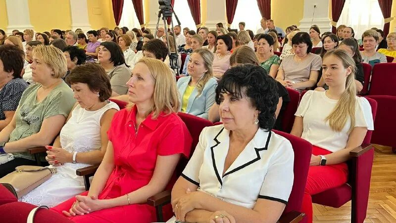 Педагогический совет в доу. Педагогический совет в школе. Выступление на педсовете учителя начальных классов. Выпускники с родителями. Совещание преподавателей.