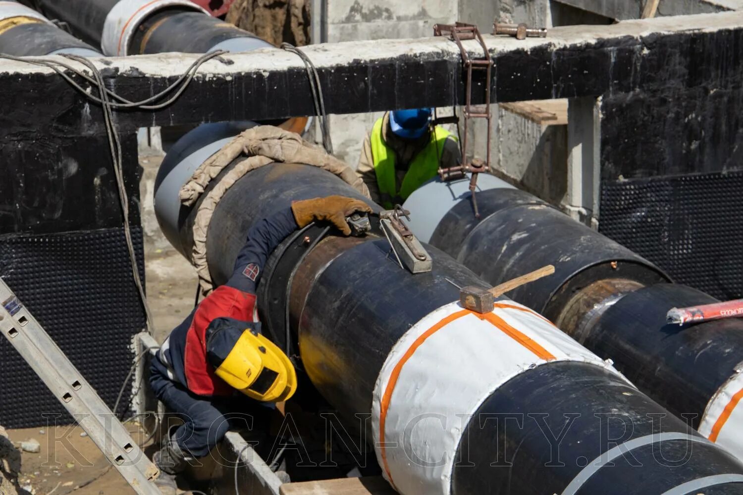 Магистральная теплотрасса. Канальные и бесканальные тепловые сети. Труба магистраль теплотрассы. Магистральные трубы. Трубы теплотрассы.