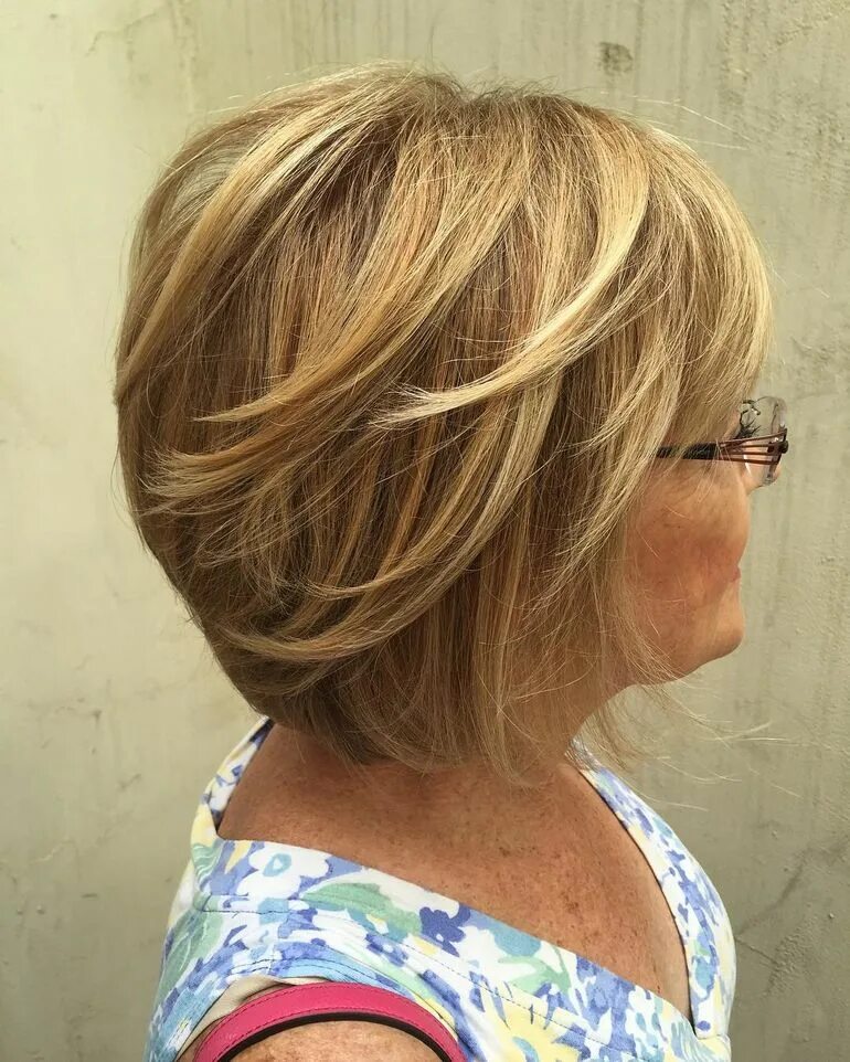 Стрижка каре боб 60 лет. Стрижки для пожилых на средние волосы. Стрижка каре для женщин 60+. Стрижки гаврош боб для женщин после 50. Короткие стрижки для пожилых женщин.