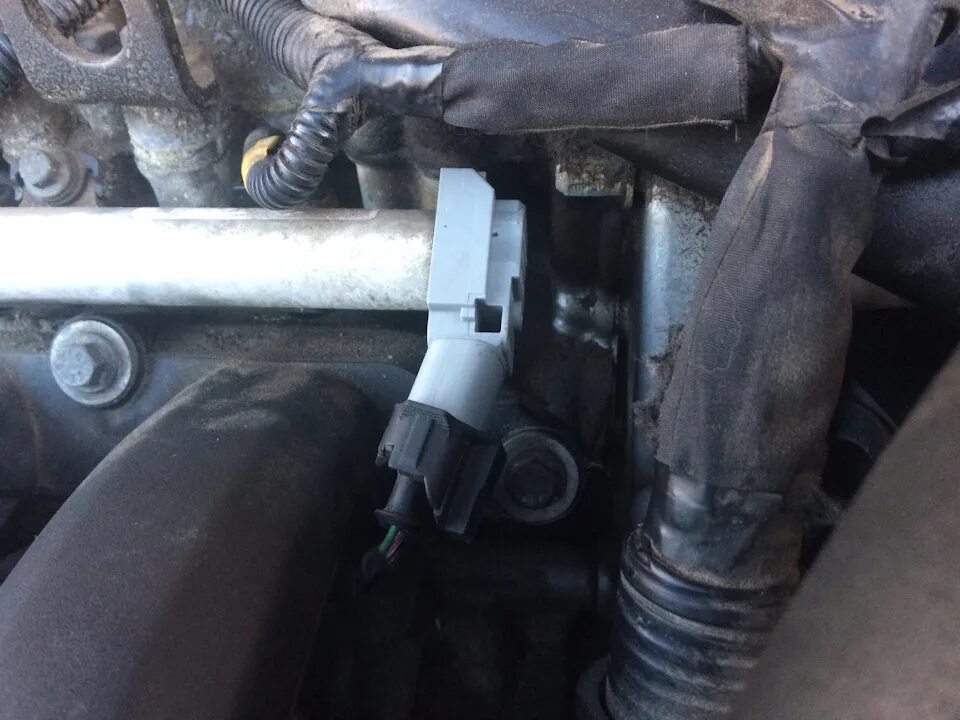 Где стоит датчик давления топлива. Датчик давления масла ауди q7. Q7 3. 5 клапан давления топлива. Мерседес с 180 клапан давления топлива.