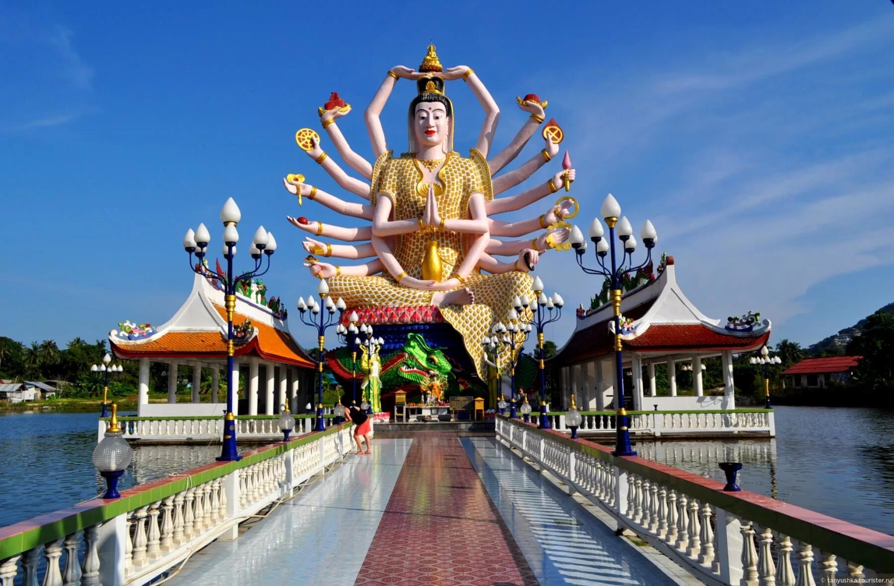 Таиланд самуи памятники. Храм рача тхаммарам самуи. Самуи храмовый комплекс. Самуи достопримечательности фото. Достопримечательности самуи.