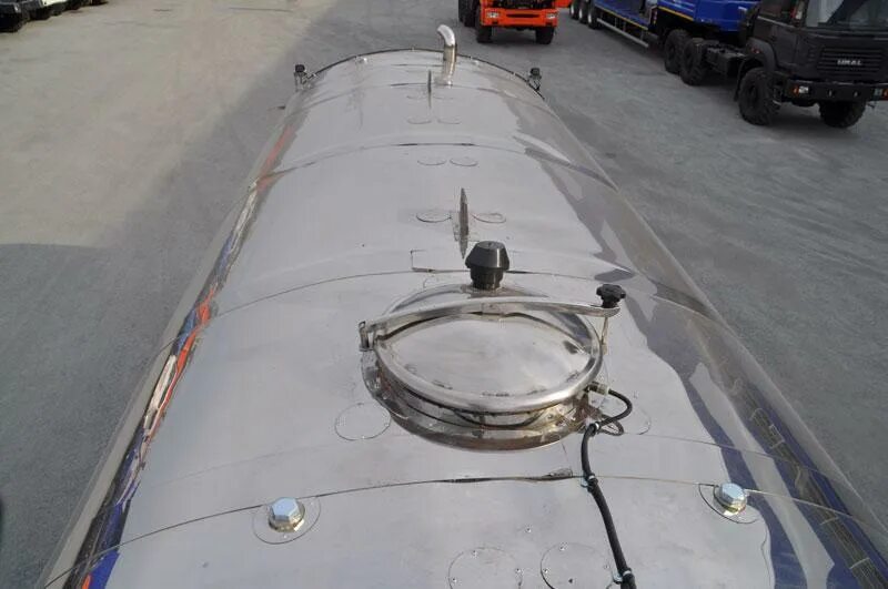 Крышка горловины автоцистерны граз. Горловины цистерн. Горловины цистерн. Горловины цистерн. Горловина цистерны бензовоза.