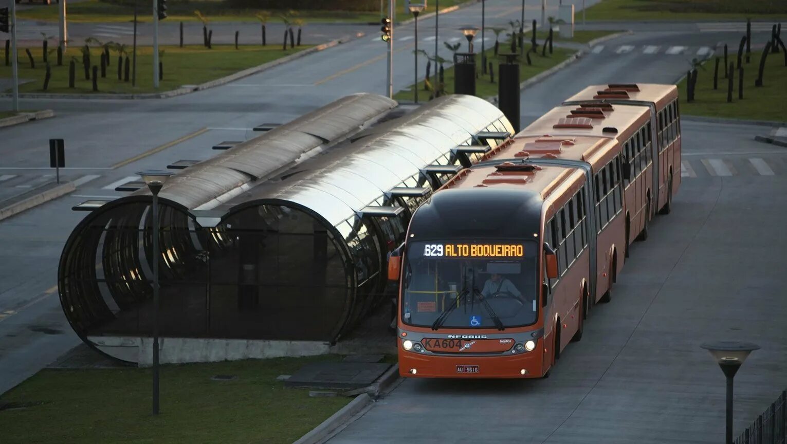 Самый большой автобус в мире. Volvo gran artic 300. daf supercitytrain 32.2 метра. даф супер сити трейн. самый длинный автобус в мире.