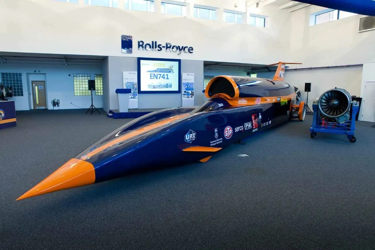 Сверхзвуковая машина Bloodhound SSC. Реактивный Болид Bloodhound SSC. Bloodhound SSC 1609 км.ч. Bloodhound SSC рекорд скорости. Рекорд скорости самолета